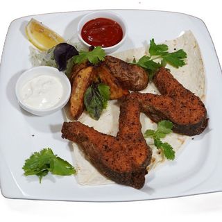 Жареный стейк форели с запеченным картофелем