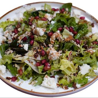 Салат "СВЕЖЕСТЬ" с грецкими орехами и сыром