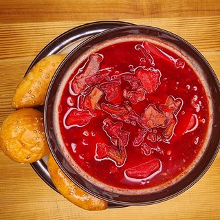 Борщ с мясом и чесночными гренками