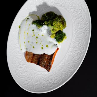 Форель на гриле с брокколи и сырным муссом