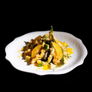 Криспи-курица с апельсином и авокадо под цитрусовым соусом