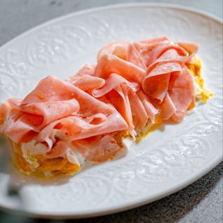 Скрембл с куриной ветчиной и страчателлой