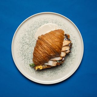 Круассан с курицей и скрэмбл