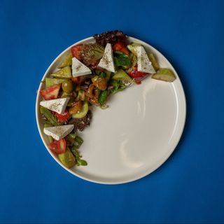 Салат греческий в соусе мокко