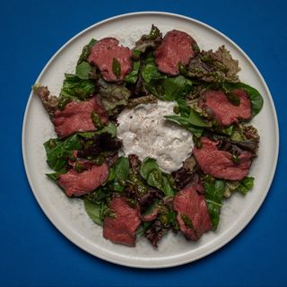 Салат с  ростбифом и муссом из пармезана