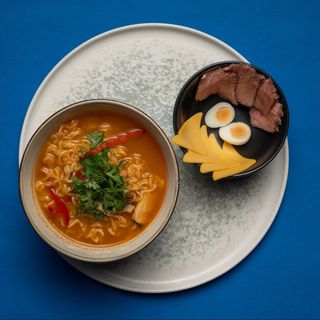 Рамен с говядиной и сыром чеддер