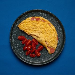 Омлет с помидорами черри