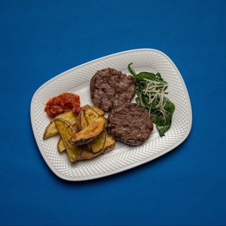 Говяжьи котлеты с картофельными дольками