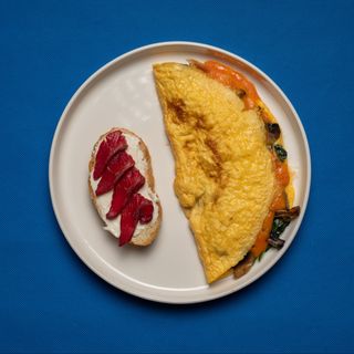 Омлет с грибами и брускетта с лососем