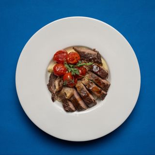 Нежная телятина с запеченным черри