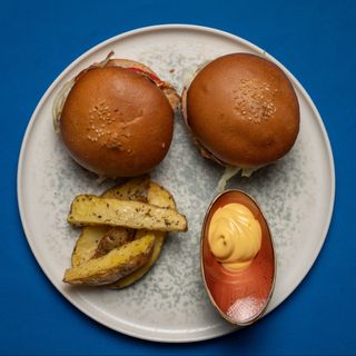 Бургер день и ночь