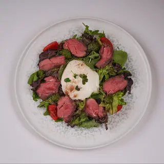 Салат с ростбифом и муссом из пармезана