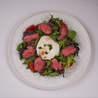 Салат с ростбифом и муссом из пармезана