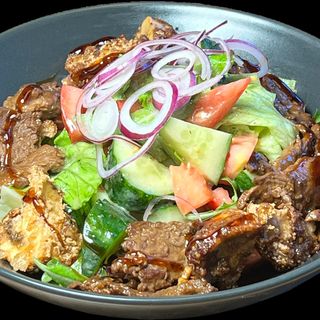 Теплый салат с говядиной и грибами