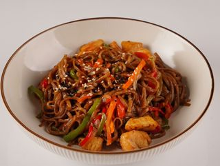 Курица терияки с гречневой лапшой