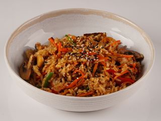 Рис с овощами с устрично-сладким соусом