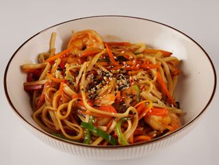 Тигровые креветки с лапшой удон