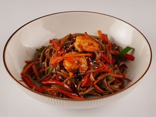 Тигровые креветки с гречневой лапшой