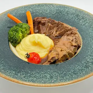 ЗАПЕЧЕННОЕ МЯСО С КАРТОФЕЛЬНЫМ ПЮРЕ