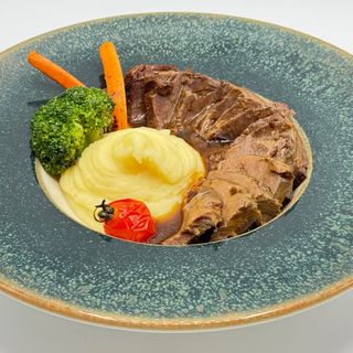 ЗАПЕЧЕННОЕ МЯСО С КАРТОФЕЛЬНЫМ ПЮРЕ