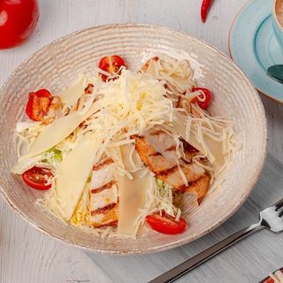 САЛАТ ЦЕЗАРЬ С КУРИЦЕЙ 