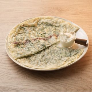 Кутабы с зеленью и сметаной