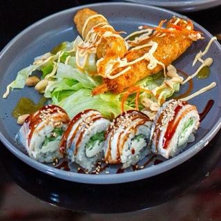 ШЕФ САЛАТ С РОЛЛАМИ КАНАДА.