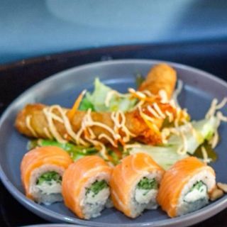 ШЕФ САЛАТ С РОЛЛАМИ ФИЛАДЕЛЬФИЯ.