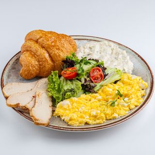 Завтрак с круассаном