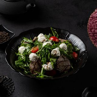 Салат с бон-филе и помидорами черри (270 г)