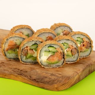 Жаренный ролл с лососем