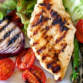Курица на гриле с овощами