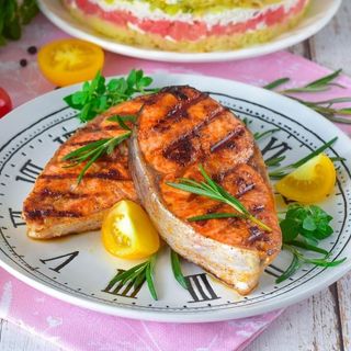 Форель на гриле с овощами