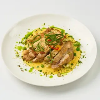 Куриное бедро с кускусом и горошком (содержит аллергены)