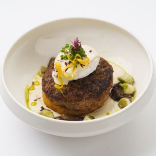 Бифштекс с яйцом пашот