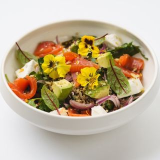 Салат с форелью и киноа