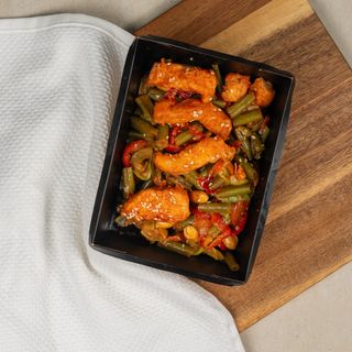 Цыпленок по-тайский с овощами и арахисом (250г)