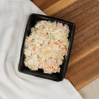 Салат Оливье с колбасой (200г)