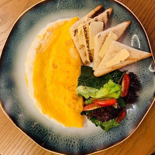 Омлет на сливках с сыром и помидорами