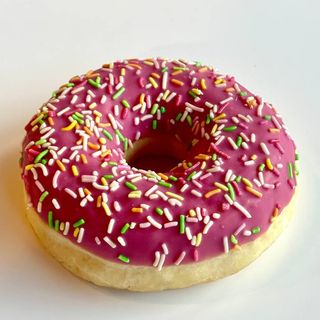 Донат клубничный 