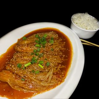 Эноки в остром соусе с рисом (300г)