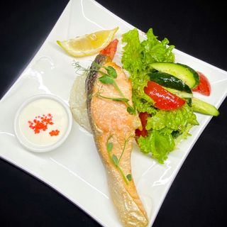 Стейк семги с рисом и салатом