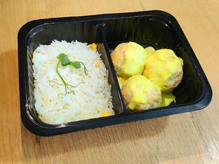 Куриные шарики в сырном соусе с рисом