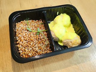 Куриные шарики в сырном соусе с гречкой