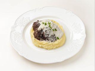 Котлеты из телятины с картофельным пюре и трюфельным соусом (400г)