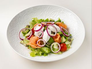 Салат с семгой, каперсами и листьями салата