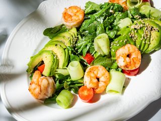 Салат с креветками и авокадо(300гр0