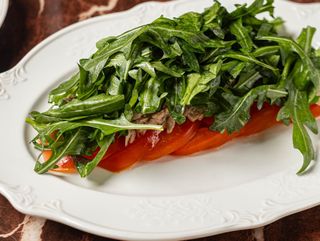 Салат с копченым тунцом, руколлой и томатами(250 гр)