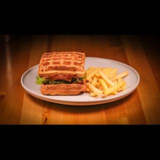 Вафельный бургер с курицей (400г)