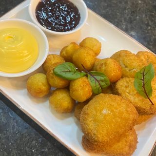 Куриные нагетсы с крокетами